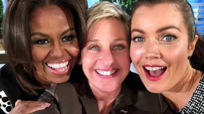 Ellen DeGeneres aprovechó para tomarse una selfie con Michelle Obama.