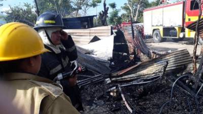 Los bomberos trataron de rescatar a las víctimas, pero no fue posible.