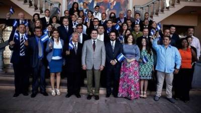 Entre los naturalizados se encuentra el Pastor Germán Ponce, originario de Guatemala.