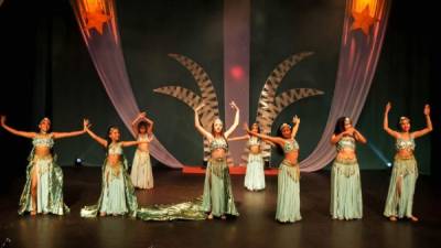 Las pequeñas cautivaron con su baile de danza árabe y en el trapecio.