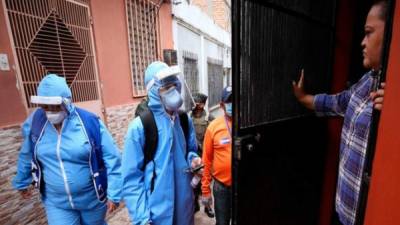 Los médicos van de casa en casa buscando pacientes sintomáticos respiratorios para evaluarlo y aplicar las pruebas.