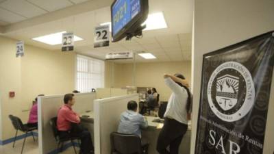 Obligados tributarios en la oficina del SAR en Tegucigalpa.