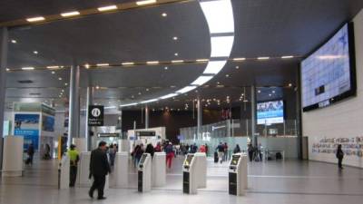 Interior del aeropuerto El Dorado de la capital de Colombia.