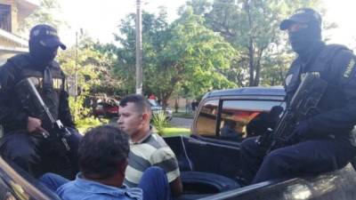 Momento en el que Santos Edgardo Campos Mejía y un supuesto complice son llevados a las instalaciones de la Fnamp. Foto de archivo.