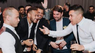 El delantero brasileño Neymar cuenta con un grupo de seis personas que forman parte, incluso, de cada contrato profesional que firma. Son sus inseparables amigos e inclusive el crack del PSG les paga a ellos para que lo puedan acompañar.