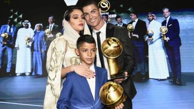 Georgina junto con Cristiano y Cristiano Jr. La modelo lució bella con un traje árabe en los Globe Soccer Awards de Dubái.