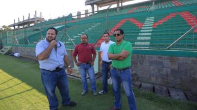 Rolando Peña (camisa verde) junto a miembros de la directiva del Marathón en el estadio Yankel Rosenthal.