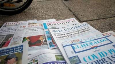 medios. Vista de las portadas de los periódicos mexicanos en un puesto de venta en la capital.
