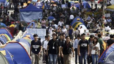 Manifestantes prodemocráticos mantienen su ocupación callejera en el distrito Admiralty de Hong Kong.