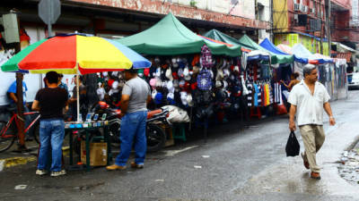 En la 3 calle, 3 avenida, los buhoneros han tomado parte de las vías con sus puestos de ropa.