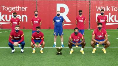 Ronald Koeman posando con varios futbolistas en la previa del Trofeo Joan Gamper. Foto @FCBarcelona_es