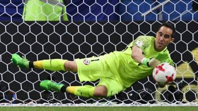 Chile's goalkeeper Claudio Bravo stops a shoot by Portugal's forward Nani during the penalty shoot out during 2017 Confederations Cup semi-final football match between Portugal and Chile at the Kazan Arena in Kazan on June 28, 2017. / AFP PHOTO / Kirill KUDRYAVTSEV