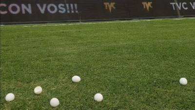 Aficionados del Olimpia demostraron su descontento por el rendimiento del equipo y lanzaron huevos a los jugadores.