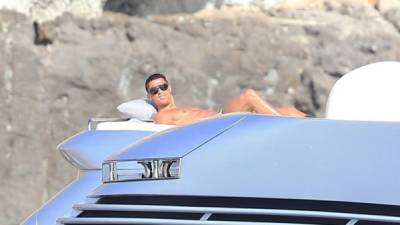 Cristiano Ronaldo se tomó un descanso luego de la conquista de la Eurocopa con Portugal en un yate en Ibiza.
