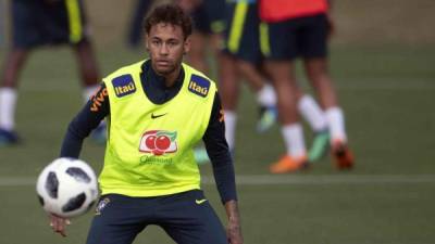 Neymar entrena con la selección de Brasil para llegar fino al Mundial. FOTO AFP.