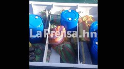 En la embarcación encontraron 15 fardos de supuesta cocaína.