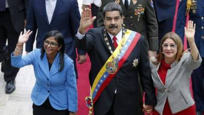 Nicolás Maduro junto a su esposa y Delcy Rodríguez, canciller venezolana.