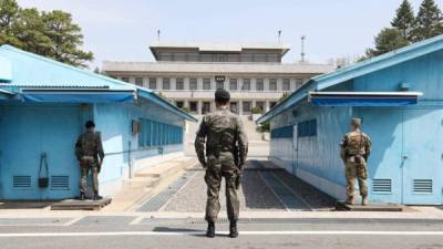 Soldados de las Fuerzas de Corea del Sur de EEUU hacen guardia en la aldea de tregua de Panmunjom, en la militarizada frontera intercoreana, al norte de Seúl (Corea del Sur). EFE