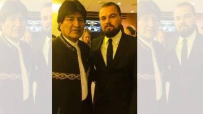 El presidente de Bolivia, Evo Morales posa junto a Leonardo Dicaprio.
