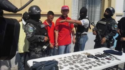 Los capturados fueron identificados como Luis Fernando Ramírez Bustillo de 18 años, Onil Rivas Rodas de 19 años y un menor de 14 años.