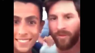 Messi vivió unos momentos de auténtico agobio cuando un grupo de jóvenes se abalanzó sobre él durante sus vacaciones en Ibiza.