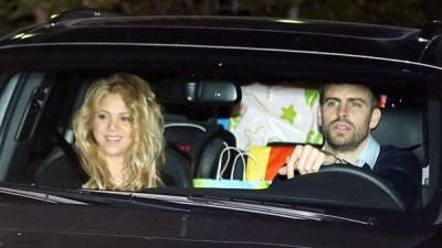 Shakira y Piqué preparándose para celebrarle el cumpleaños a Milán ayer en Barcelona. Foto Getty Imagen
