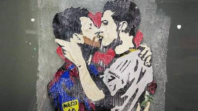 Barcelona amaneció con un apasionado beso entre Messi y Cristiano Ronaldo.