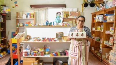 Desde hace 26 años, Marcia Pineda se dedica, junto con su familia, a la elaboración de juguetes didácticos y otros artículos a base de madera.