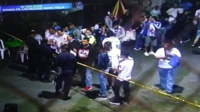 Aficionados de Alianza y del Olimpia se han enfrentado violentamente en El Salvador y el partido se tuvo que suspender.