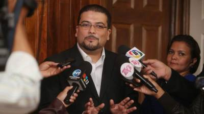 El viceministro de Salud, Francis Contreras, informó ayer a los medios sobre la medida para atender casos.