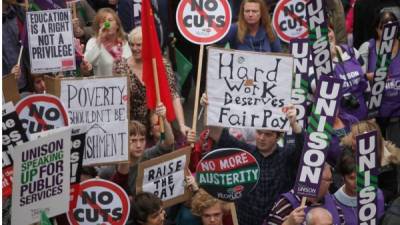 Miles de trabajadores salieron a las calles de Londres a protestar por mejores salarios.