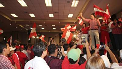 Luis Zelaya fue acompañado por los liberales de la zona noroccidental del país. Ayer lanzó su precandidatura en San Pedro Sula. Foto: Jorge Gonzales