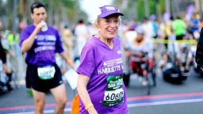La abuelita logró terminar el maratón con una sonrisa y mucho entusiasmo.