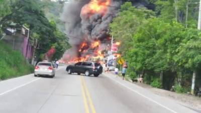 Una fotografía tomada desde larga distancia muestra la gran proporción del incendio.