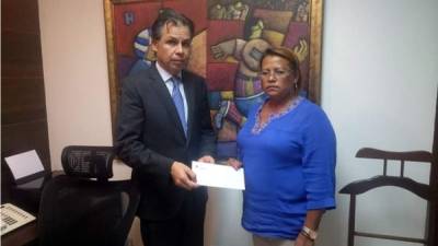 José Ernesto Mejía ha sido el encargado de hacer la entrega de la póliza del seguro de vida de Arnold Peralta a su madre.