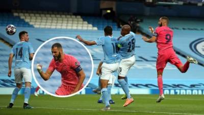 Karim Benzema marcó de cabeza para el Real Madrid ante el Manchester City.