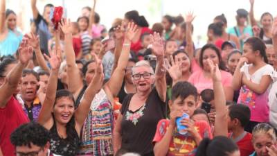 Los pobladores de Choloma se mostraron felices con la entrega de ecofogones, pilas y letrinas en varias colonias y barrios. Foto: Cortesía Casa Presidencial