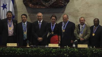 Los galardonados junto al presidente del Congreso de Honduras, Mauricio Oliva.