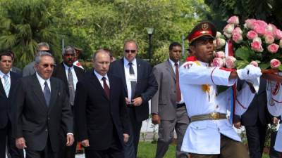 En su visita a Cuba, Putin visitó un cementerio en La Habana para rendir homenaje a los soldados soviéticos caídos en la isla.