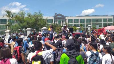 Los estudiantes protestan frente a los juzgados de San Pedro Sula.