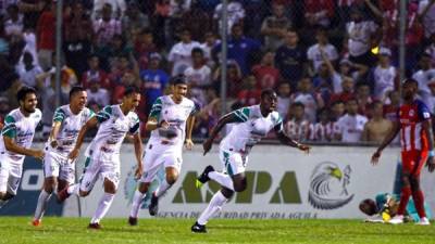 El colombiano Winston Mezú Viveros le dio la victoria al Platense ante Olimpia con dos goles. Foto Neptalí Romero