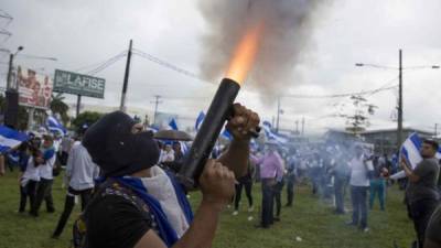 Un joven lanza un mortero durante la marcha 'Juntos Somos Un Volcán' contra el gobierno de Daniel Ortega, en Managua, Nicaragua. Foto.EFE