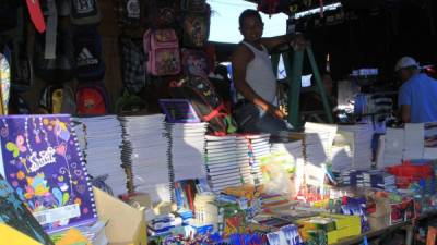 Vendedores del mercado de la línea ofrecen productos escolares. Foto: Cristina Santos.