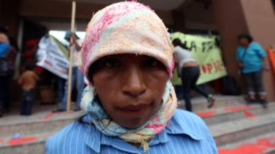 Una mujer indígena hondureña integrante del Consejo Cívico de Organizaciones Populares e Indígenas de Honduras (Copinh) en las afueras del Ministerio Público (MP). Foto archivo.