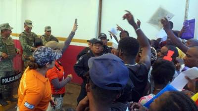 Migrantes africanos buscan continuar su recorrido hacia EEUU tras permanecer varados varios meses en Tapachula.