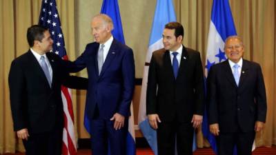 El presidente hondureño Juan Orlando Hernández conversa con el vicepresidente de EUA, Joe Biden;y el mandatario guatemalteco Jimmy Morales y con el presidente salvadoreño Salvador Cerén en una reunión pasada en Guatemala. Foto de archivo.