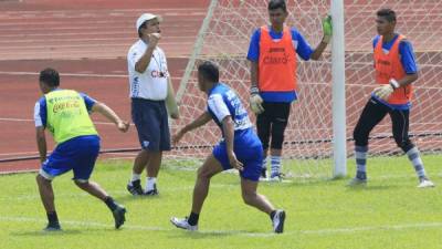 El estratega de Honduras no descuida detalles, este miércoles finalizan los trabajos en el estadio Olímpico.