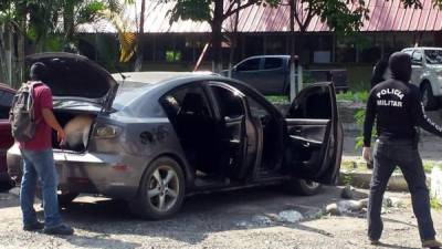 En este carro hallaron una caleta con indicios de droga, informaron las autoridades.