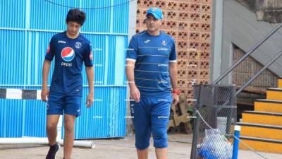 Diego Vázquez junto a su hijo en el entrenamiento del Motagua del martes.