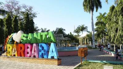 El parque central de la cabecera departamental de Santa Bárbara.